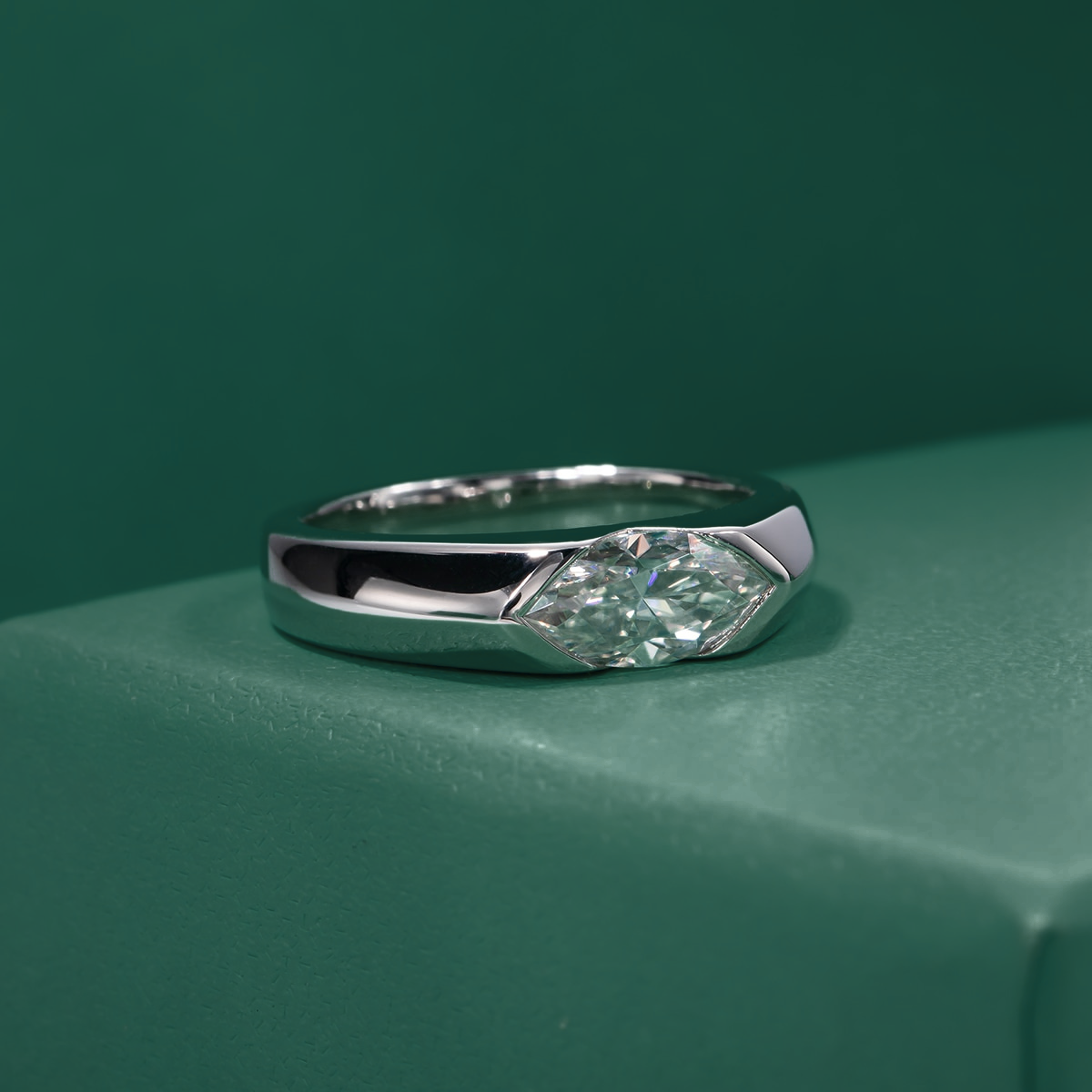 Anel Solitário de Moissanite Lapidação Marquesa 1ct em Prata 925 com Banho de Ródio e Detalhes em Ouro Branco 18k – YUNA JOIAS - Yuna Joias