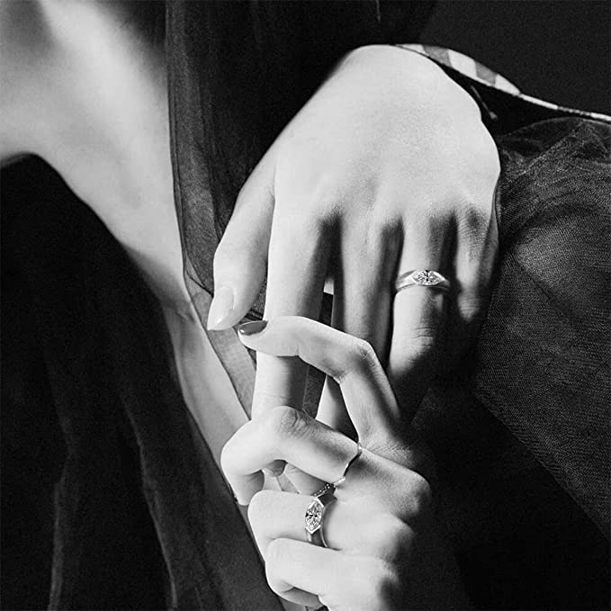 Anel Solitário de Moissanite Lapidação Marquesa 1ct em Prata 925 com Banho de Ródio e Detalhes em Ouro Branco 18k – YUNA JOIAS - Yuna Joias