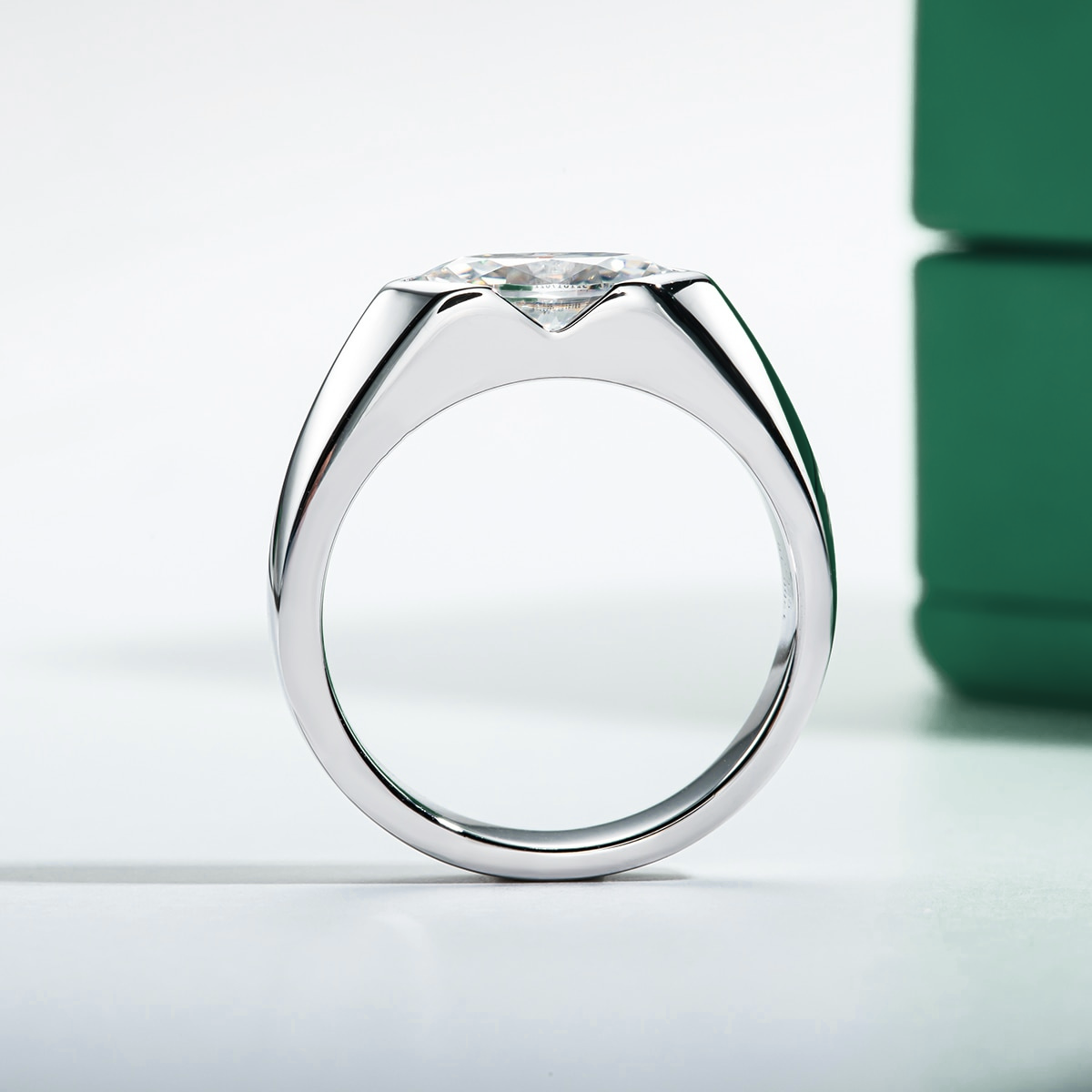 Anel Solitário de Moissanite Lapidação Marquesa 1ct em Prata 925 com Banho de Ródio e Detalhes em Ouro Branco 18k – YUNA JOIAS - Yuna Joias