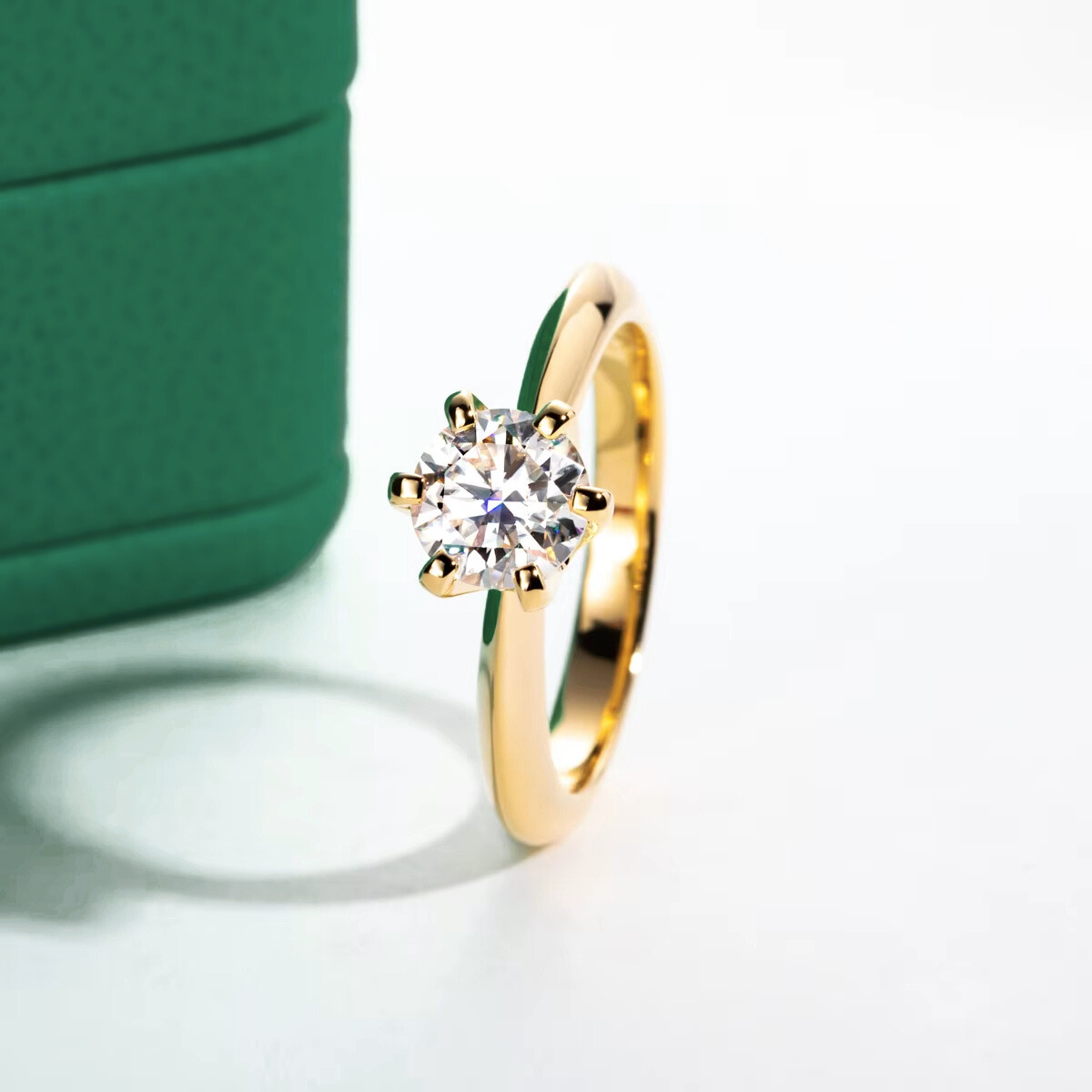 Anel Solitário com Moissanite Lapidação Brilhante em Prata 925 Banhado a Ouro 18k – Yuna Joias - Yuna Joias