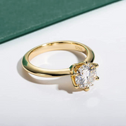 Anel Solitário com Moissanite Lapidação Brilhante em Prata 925 Banhado a Ouro 18k – Yuna Joias - Yuna Joias