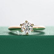 Anel Solitário com Moissanite Lapidação Brilhante em Prata 925 Banhado a Ouro 18k – Yuna Joias - Yuna Joias