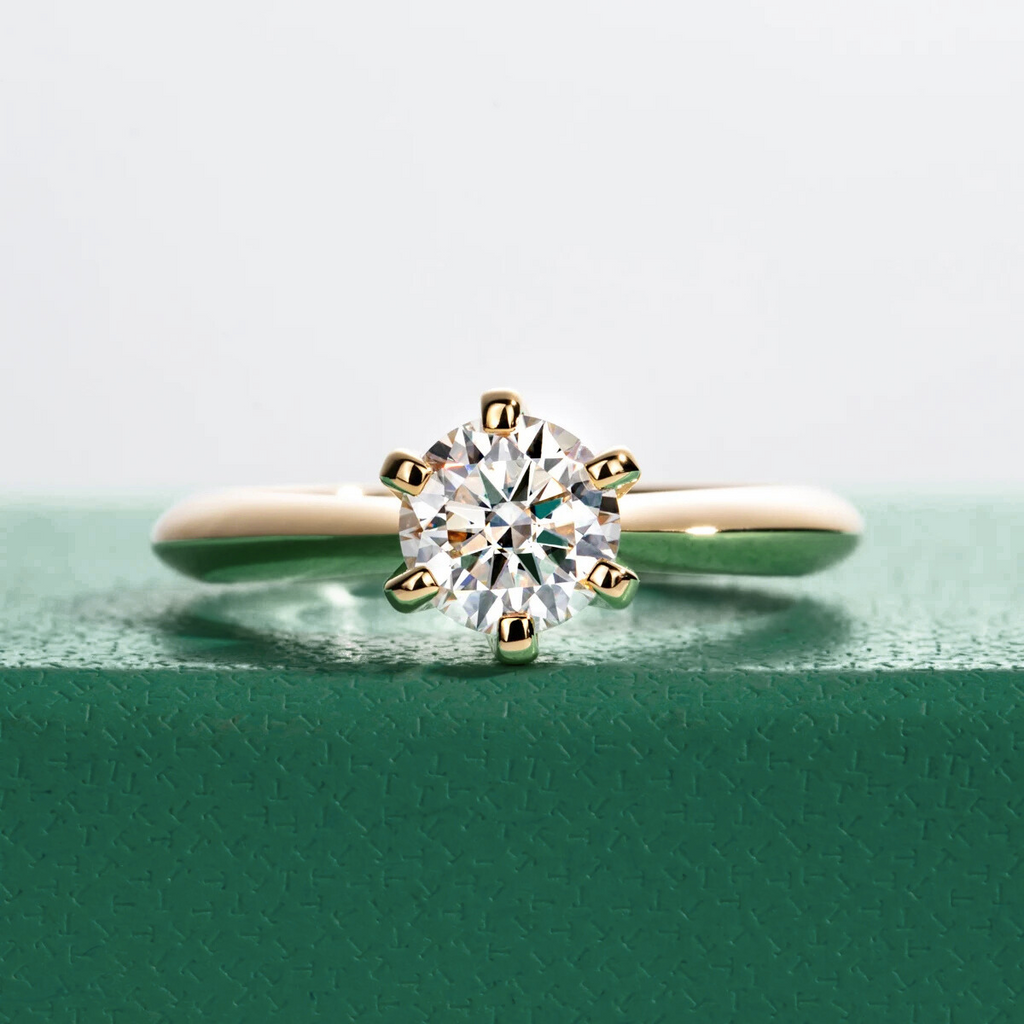 Anel Solitário com Moissanite Lapidação Brilhante em Prata 925 Banhado a Ouro 18k – Yuna Joias - Yuna Joias