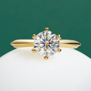 Anel Solitário com Moissanite Lapidação Brilhante em Prata 925 Banhado a Ouro 18k – Yuna Joias - Yuna Joias