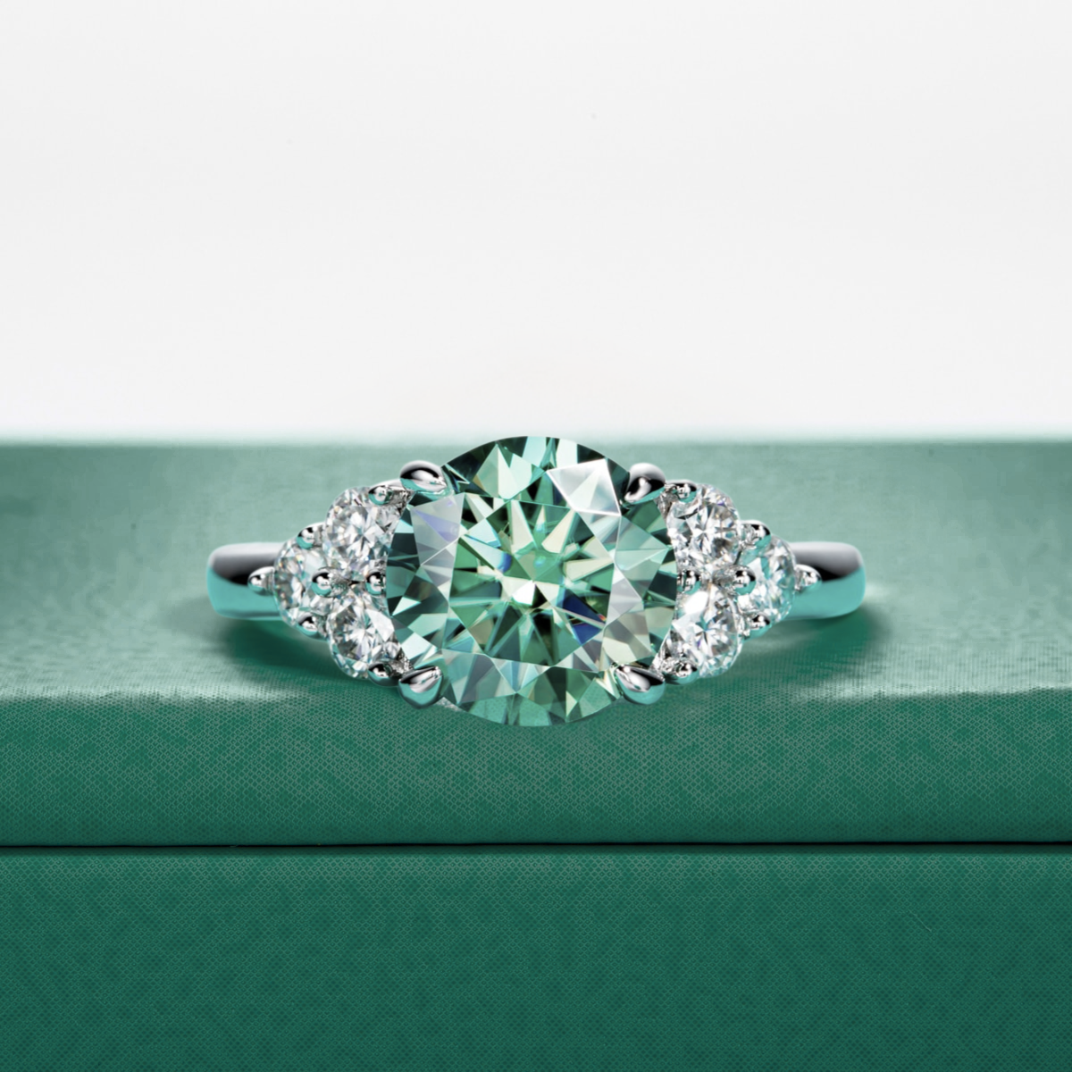 Anel Solitário com Moissanite Verde de 3,0 Quilates em Prata 925 com Banho de Ouro 18k - Yuna Joias - Yuna Joias