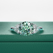 Anel Solitário com Moissanite Verde de 3,0 Quilates em Prata 925 com Banho de Ouro 18k - Yuna Joias - Yuna Joias
