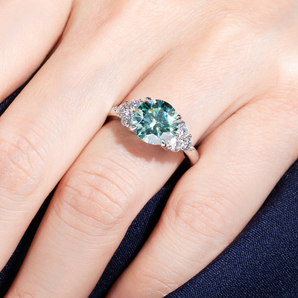 Anel Solitário com Moissanite Verde de 3,0 Quilates em Prata 925 com Banho de Ouro 18k - Yuna Joias - Yuna Joias
