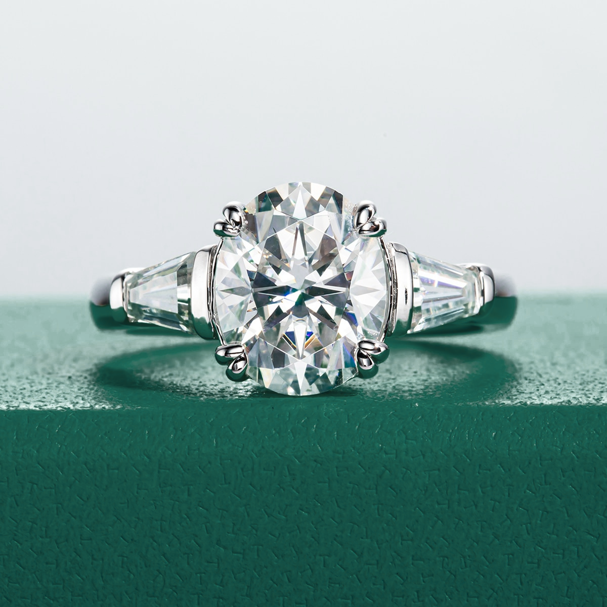 Anel Solitário com Moissanite Oval de 3 Quilates em Prata 925 e Ouro Branco 18k – Yuna Joias - Yuna Joias