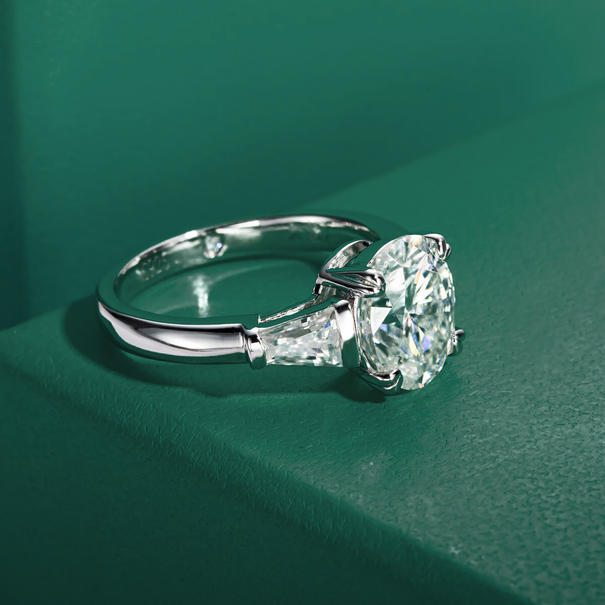 Anel Solitário com Moissanite Oval de 3 Quilates em Prata 925 e Ouro Branco 18k – Yuna Joias - Yuna Joias