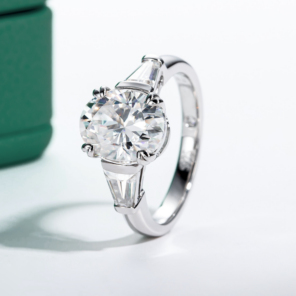 Anel Solitário com Moissanite Oval de 3 Quilates em Prata 925 e Ouro Branco 18k – Yuna Joias - Yuna Joias