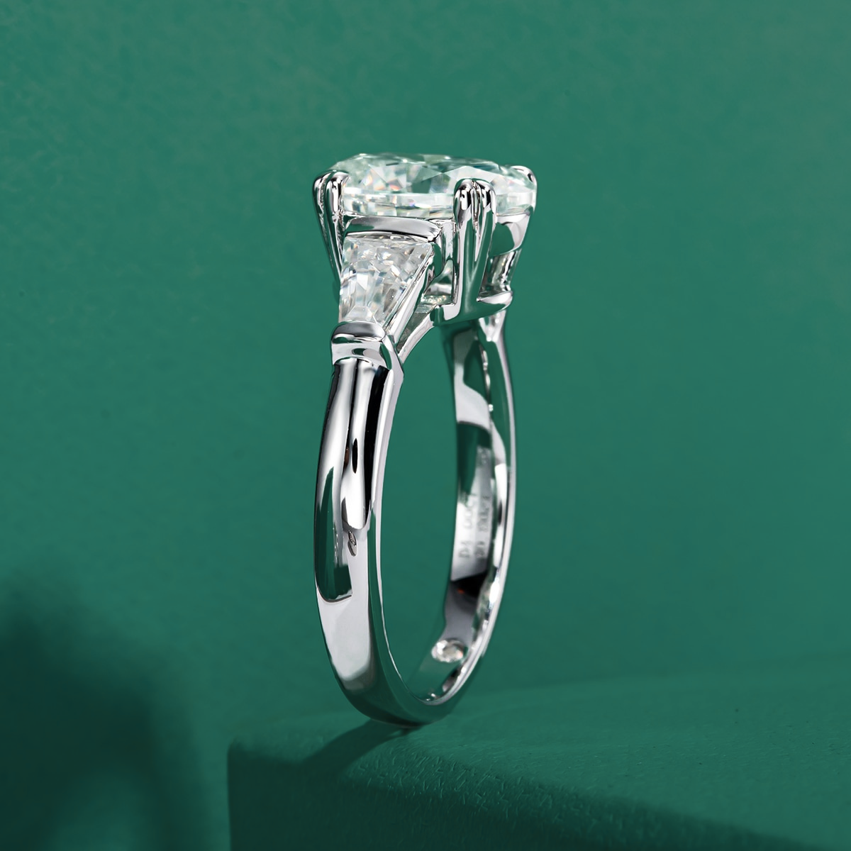 Anel Solitário com Moissanite Oval de 3 Quilates em Prata 925 e Ouro Branco 18k – Yuna Joias - Yuna Joias