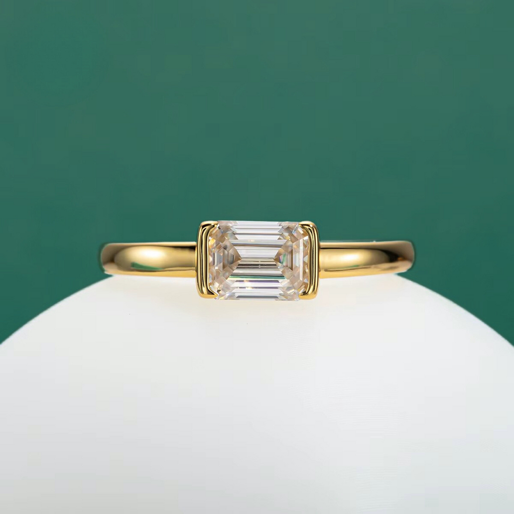 Anel Solitário com Moissanite Lapidação Esmeralda 1,0 Quilate em Prata 925 com Banho de Ouro 18k – Yuna Joias - Yuna Joias