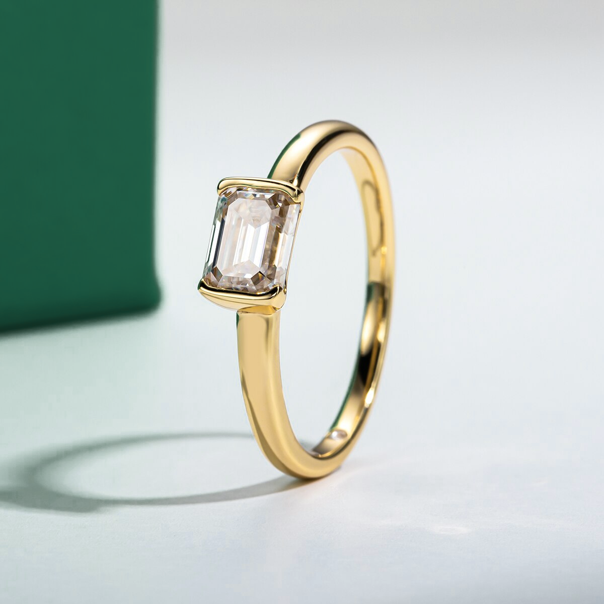 Anel Solitário com Moissanite Lapidação Esmeralda 1,0 Quilate em Prata 925 com Banho de Ouro 18k – Yuna Joias - Yuna Joias