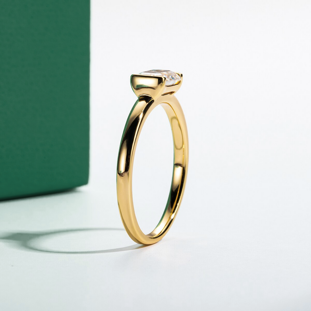 Anel Solitário com Moissanite Lapidação Esmeralda 1,0 Quilate em Prata 925 com Banho de Ouro 18k – Yuna Joias - Yuna Joias