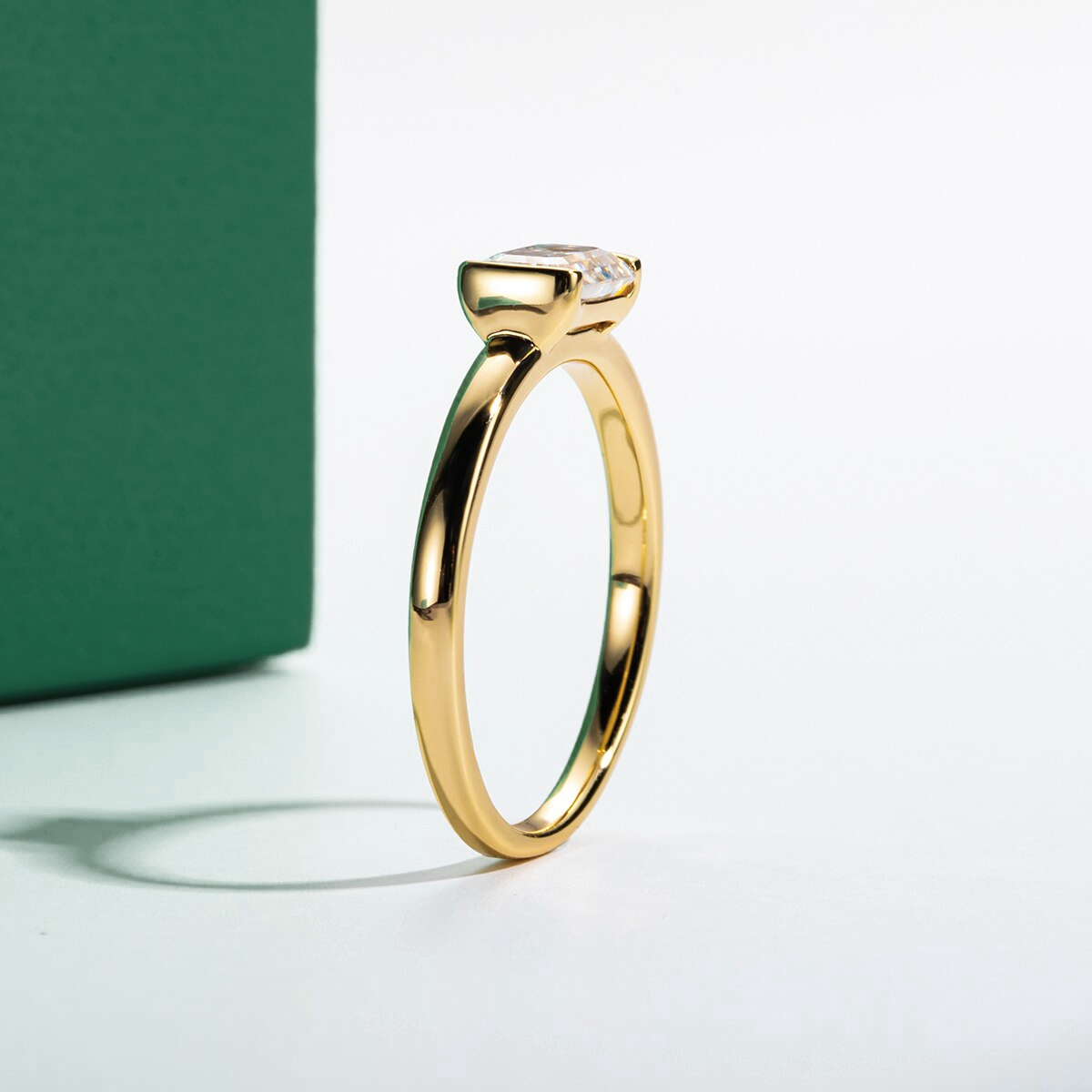 Anel Solitário com Moissanite Lapidação Esmeralda 1,0 Quilate em Prata 925 com Banho de Ouro 18k – Yuna Joias - Yuna Joias