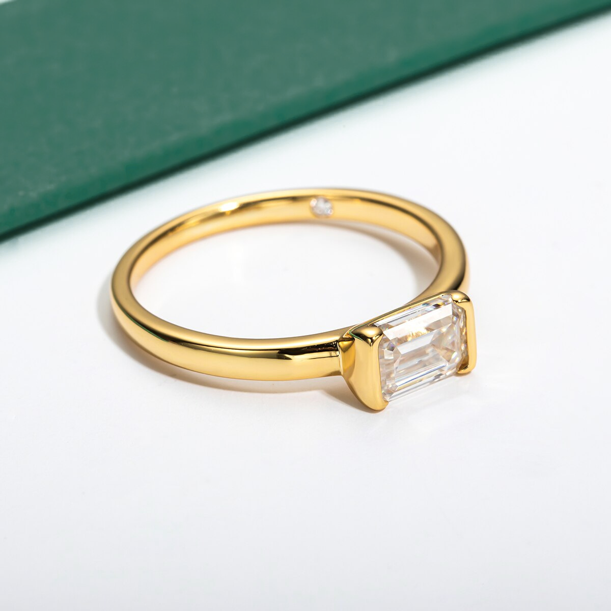 Anel Solitário com Moissanite Lapidação Esmeralda 1,0 Quilate em Prata 925 com Banho de Ouro 18k – Yuna Joias - Yuna Joias