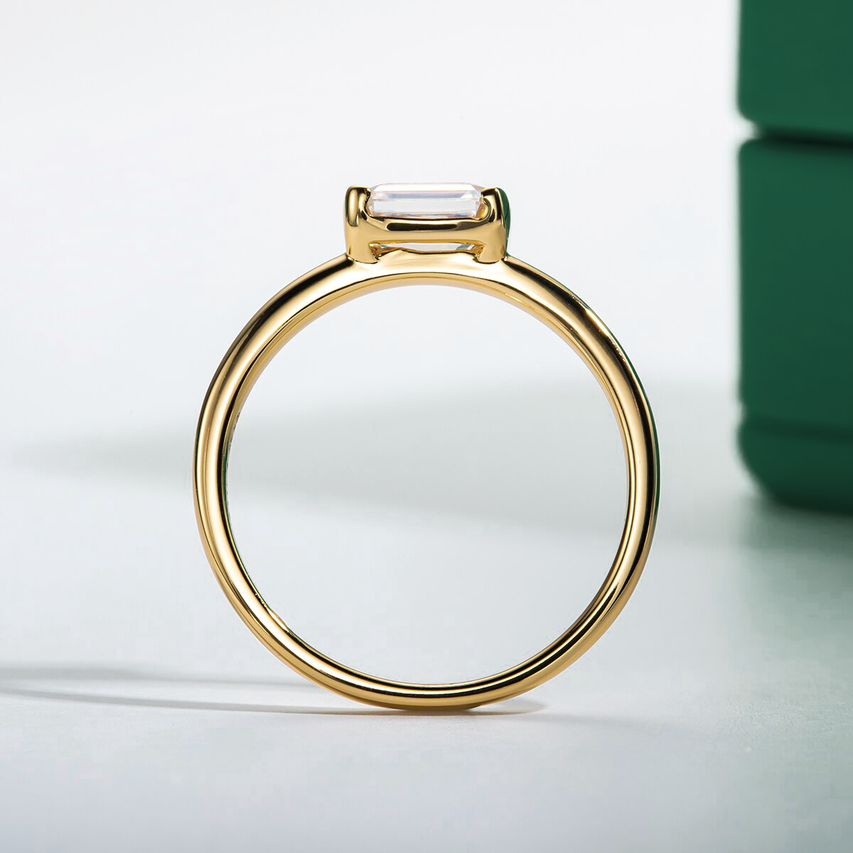 Anel Solitário com Moissanite Lapidação Esmeralda 1,0 Quilate em Prata 925 com Banho de Ouro 18k – Yuna Joias - Yuna Joias