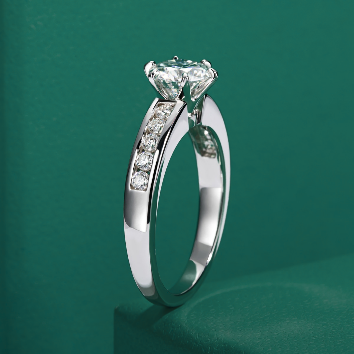 Anel Solitário de Moissanite em Prata 925 com Banho de Ouro Branco 18K – Yuna Joias - Yuna Joias