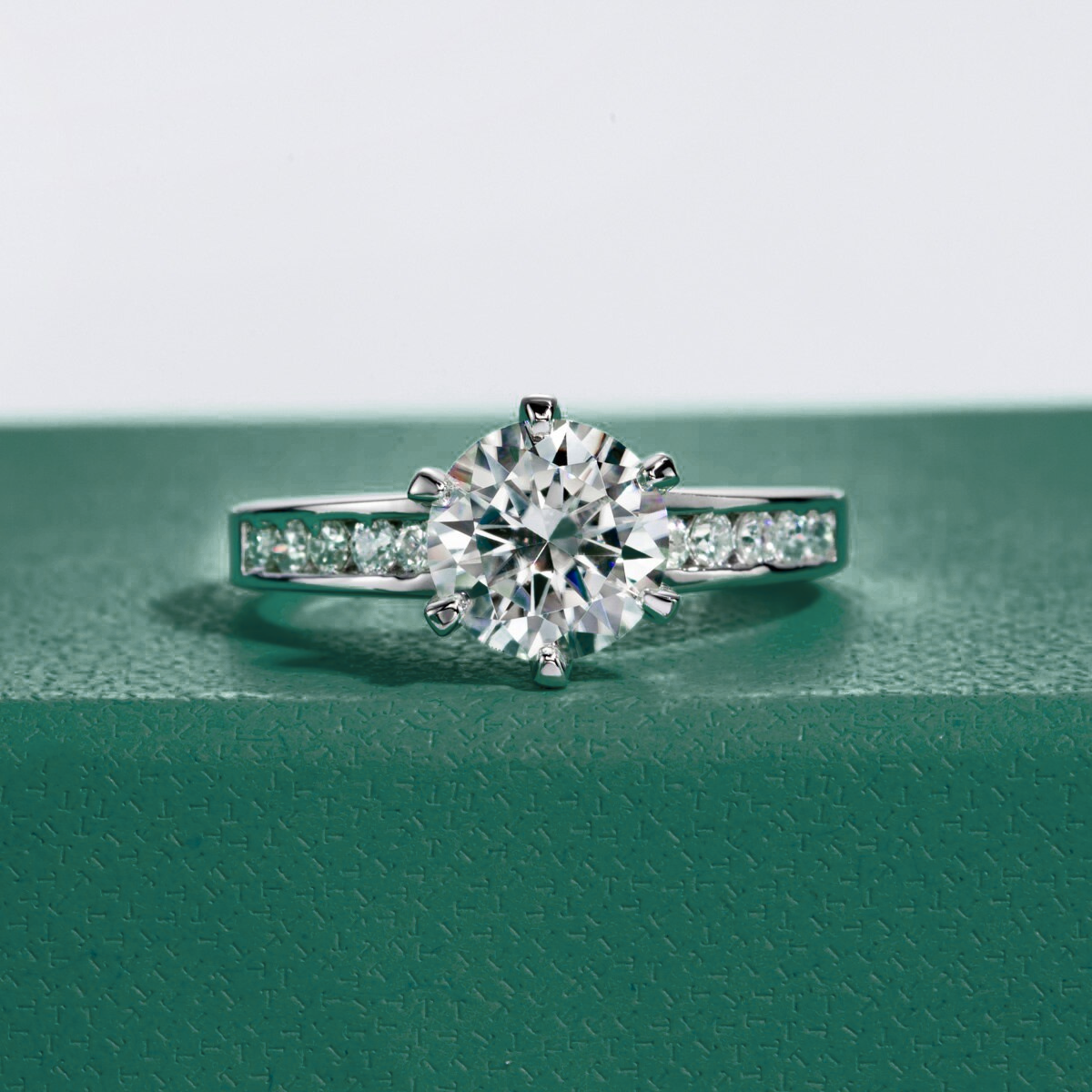 Anel Solitário de Moissanite em Prata 925 com Banho de Ouro Branco 18K – Yuna Joias - Yuna Joias