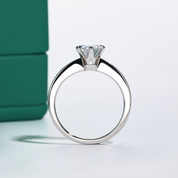 Anel Solitário de Moissanite em Prata 925 com Banho de Ouro Branco 18K – Yuna Joias - Yuna Joias