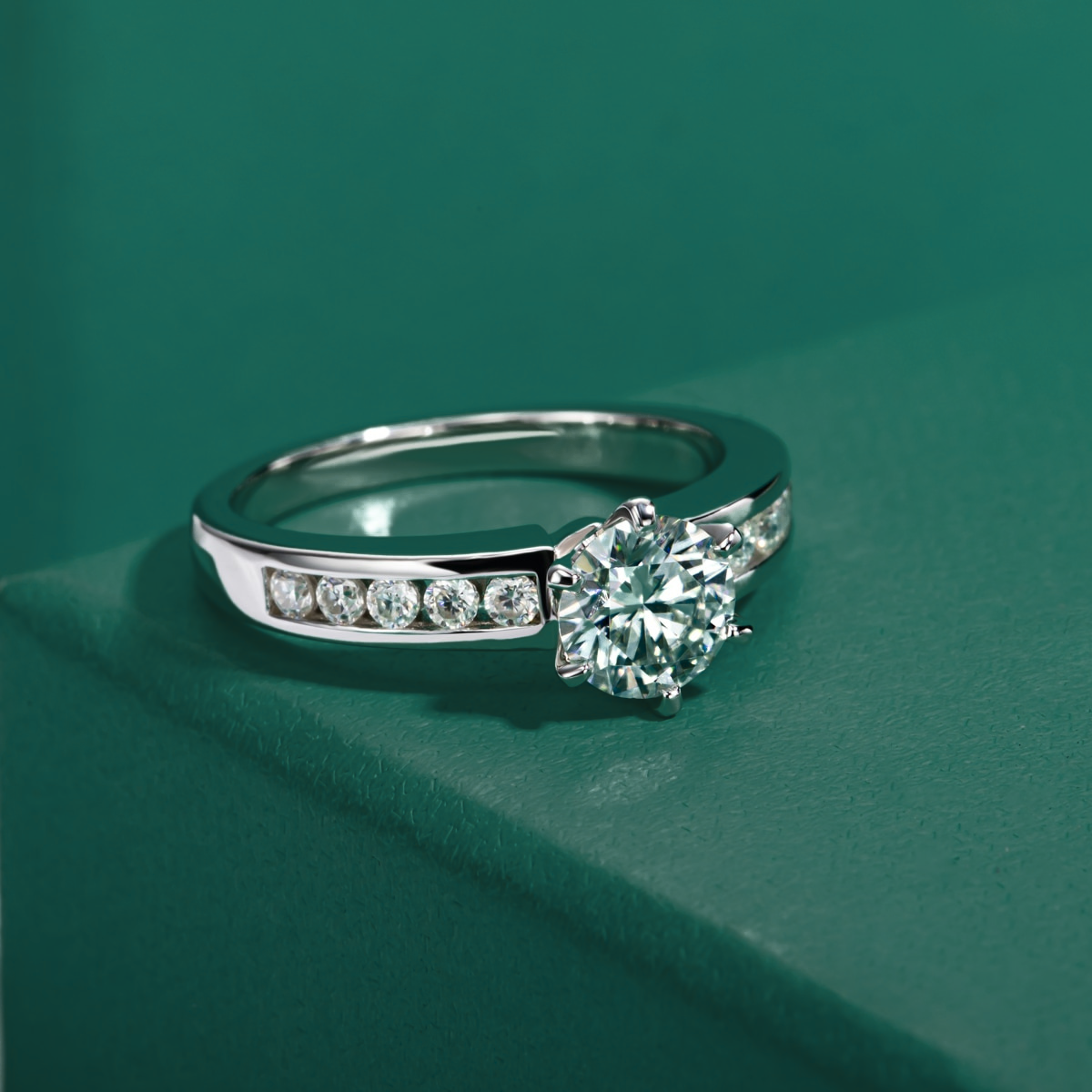 Anel Solitário de Moissanite em Prata 925 com Banho de Ouro Branco 18K – Yuna Joias - Yuna Joias