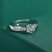 Anel Solitário de Moissanite em Prata 925 com Banho de Ouro Branco 18K – Yuna Joias - Yuna Joias