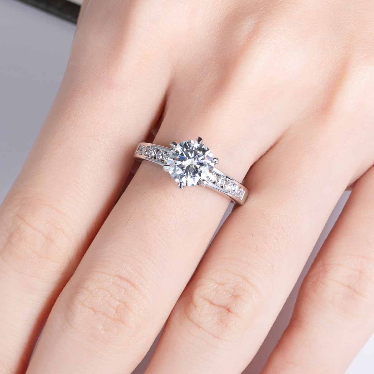 Anel Solitário de Moissanite em Prata 925 com Banho de Ouro Branco 18K – Yuna Joias - Yuna Joias