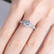 Anel Solitário de Moissanite em Prata 925 com Banho de Ouro Branco 18K – Yuna Joias - Yuna Joias