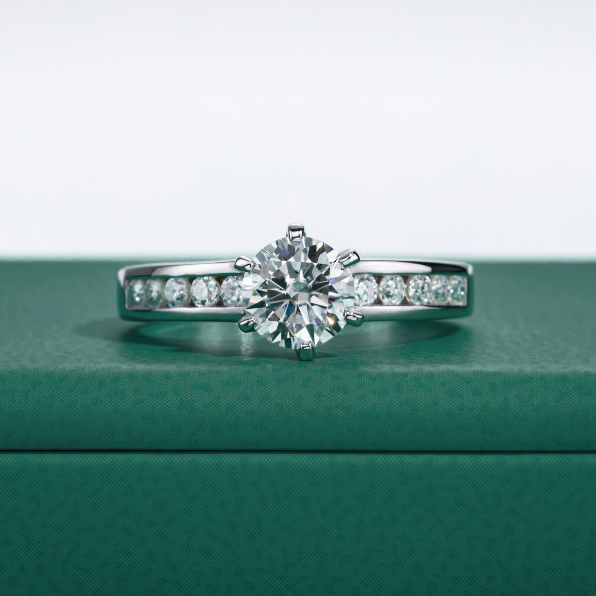 Anel Solitário de Moissanite em Prata 925 com Banho de Ouro Branco 18K – Yuna Joias - Yuna Joias