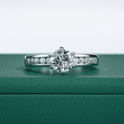 Anel Solitário de Moissanite em Prata 925 com Banho de Ouro Branco 18K – Yuna Joias - Yuna Joias