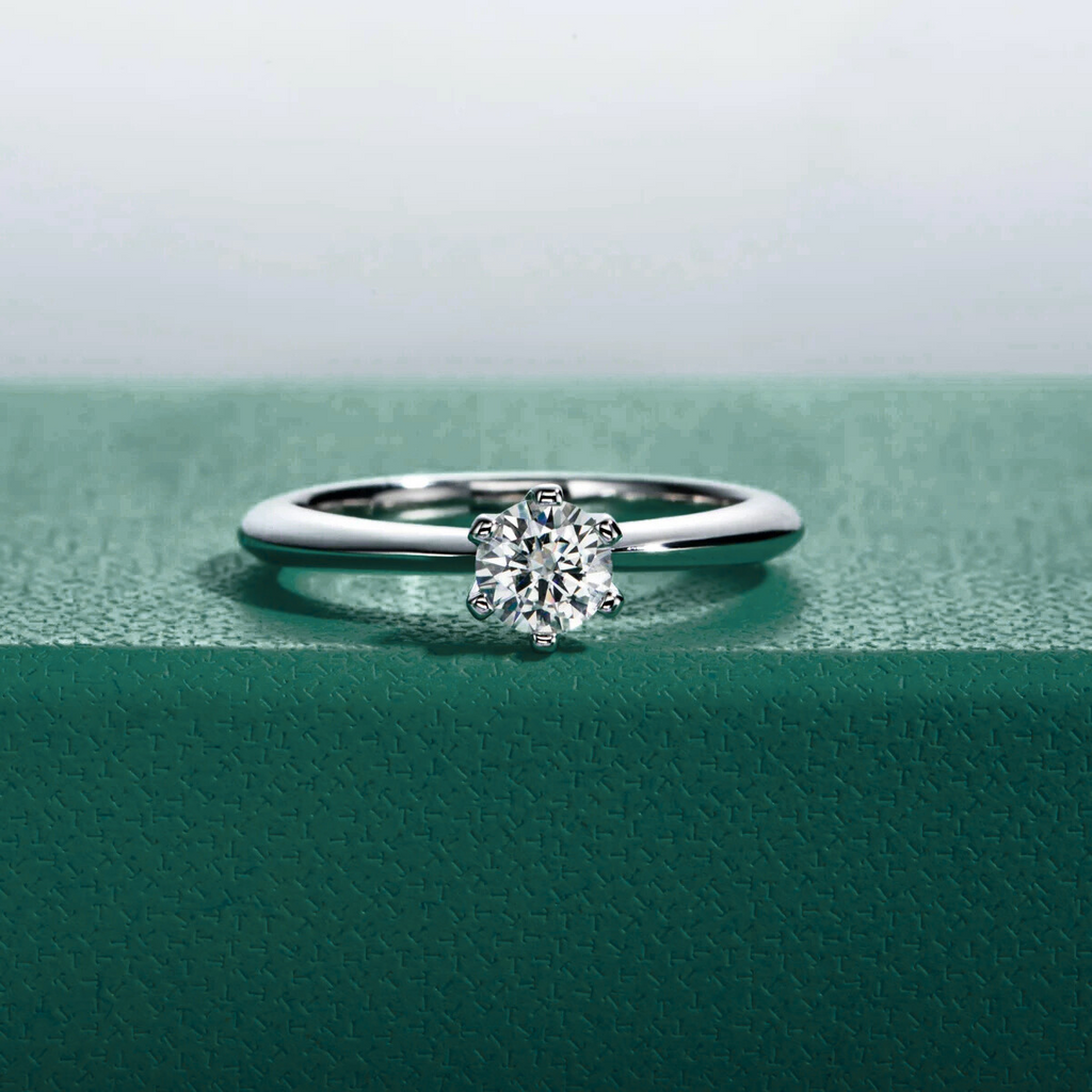 Anel Solitário em Moissanite e Prata 925 com Banho de Ouro Branco 18k – Yuna Joias - Yuna Joias