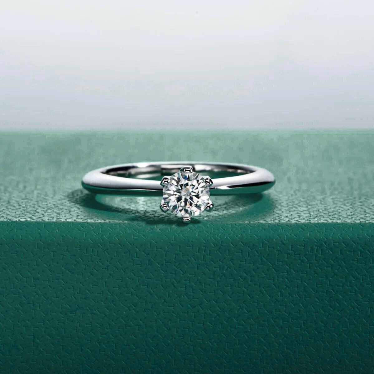 Anel Solitário em Moissanite e Prata 925 com Banho de Ouro Branco 18k – Yuna Joias - Yuna Joias