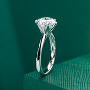 Anel Solitário em Moissanite e Prata 925 com Banho de Ouro Branco 18k – Yuna Joias - Yuna Joias