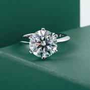 Anel Solitário em Moissanite e Prata 925 com Banho de Ouro Branco 18k – Yuna Joias - Yuna Joias
