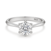 Anel Solitário em Moissanite e Prata 925 com Banho de Ouro Branco 18k – Yuna Joias - Yuna Joias