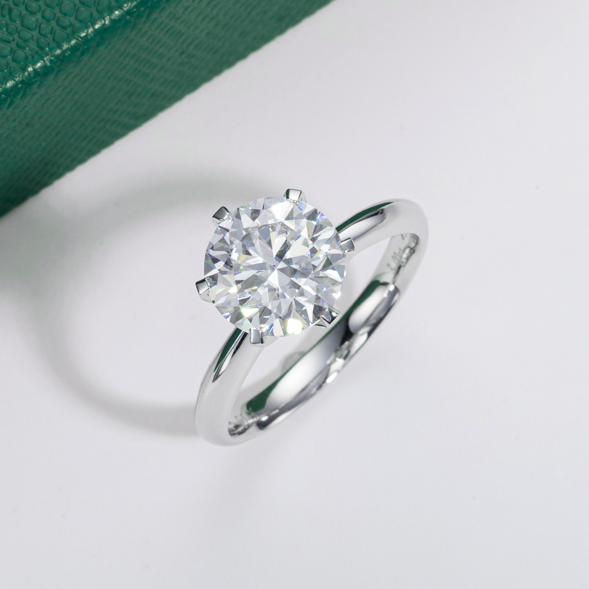 Anel Solitário em Moissanite e Prata 925 com Banho de Ouro Branco 18k – Yuna Joias - Yuna Joias
