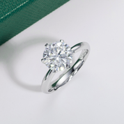 Anel Solitário em Moissanite e Prata 925 com Banho de Ouro Branco 18k – Yuna Joias - Yuna Joias