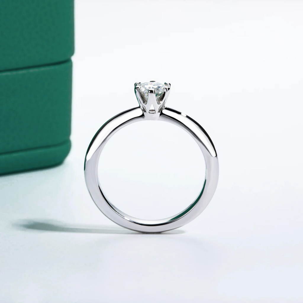 Anel Solitário em Moissanite e Prata 925 com Banho de Ouro Branco 18k – Yuna Joias - Yuna Joias