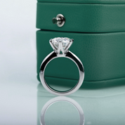 Anel Solitário em Moissanite e Prata 925 com Banho de Ouro Branco 18k – Yuna Joias - Yuna Joias