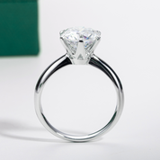 Anel Solitário em Moissanite e Prata 925 com Banho de Ouro Branco 18k – Yuna Joias - Yuna Joias