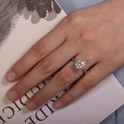 Anel Solitário em Moissanite e Prata 925 com Banho de Ouro Branco 18k – Yuna Joias - Yuna Joias