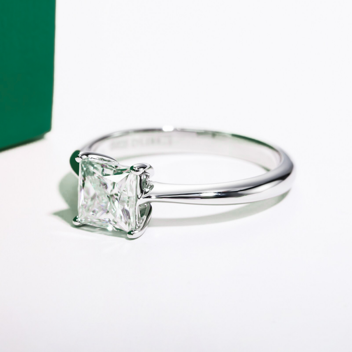 Anel Solitário com Moissanite 1.2ct Princesa em Prata 925 e Ouro Branco 18k - Yuna Joias - Yuna Joias