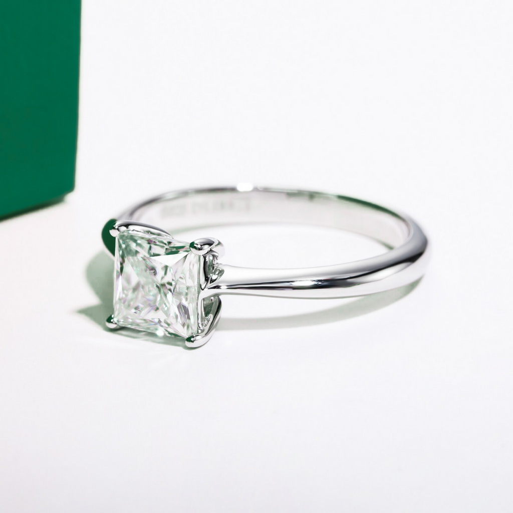 Anel Solitário com Moissanite 1.2ct Princesa em Prata 925 e Ouro Branco 18k - Yuna Joias - Yuna Joias
