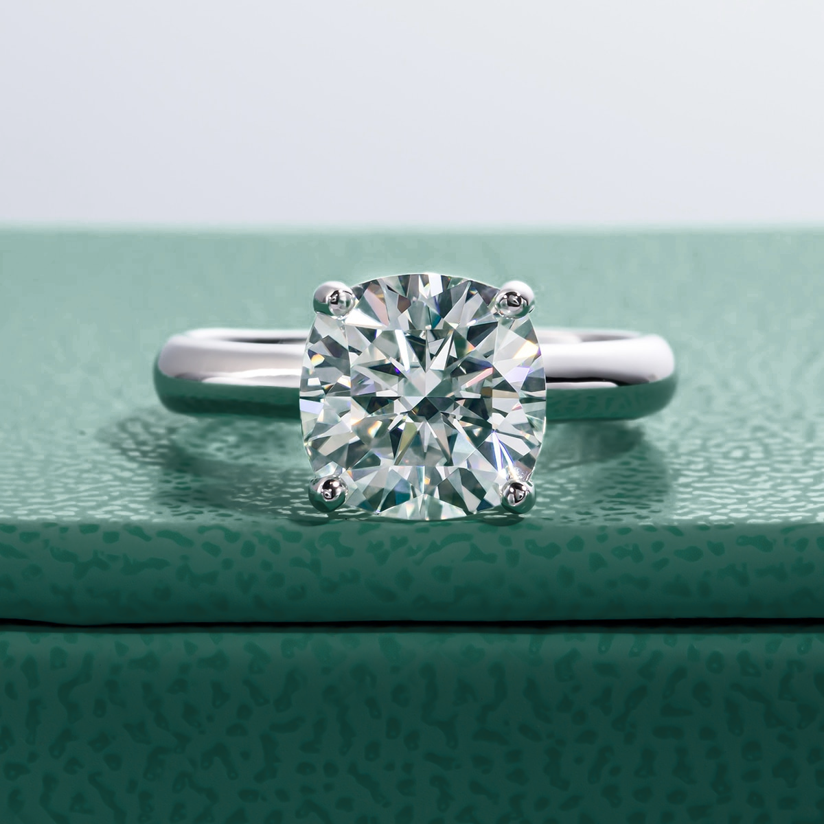 Anel Solitário Moissanite Cushion 3,5ct em Prata 925 com Ouro Branco 18k – Yuna Joias - Yuna Joias