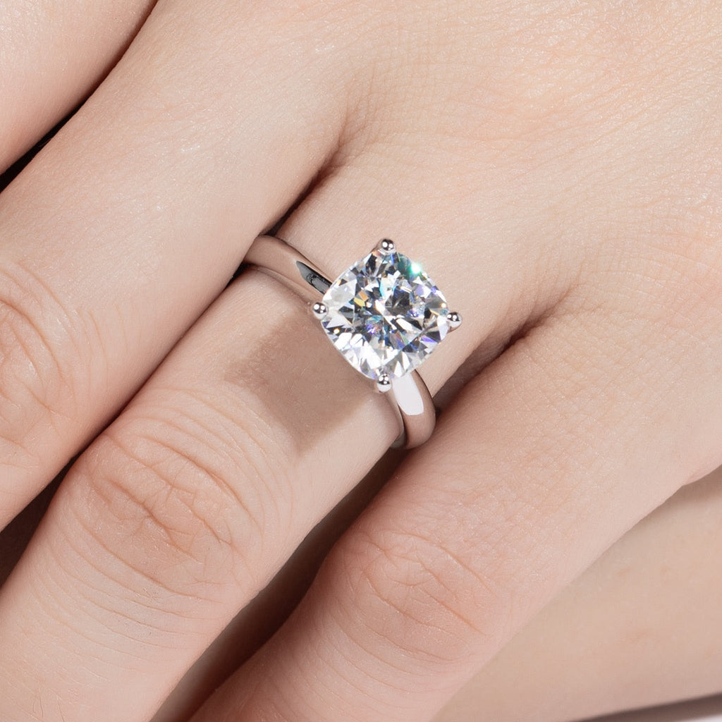 Anel Solitário Moissanite Cushion 3,5ct em Prata 925 com Ouro Branco 18k – Yuna Joias - Yuna Joias
