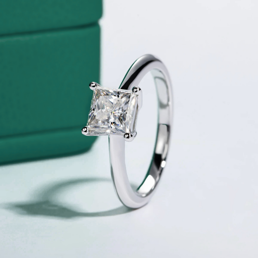 Anel Solitário com Moissanite 1.2ct Princesa em Prata 925 e Ouro Branco 18k - Yuna Joias - Yuna Joias