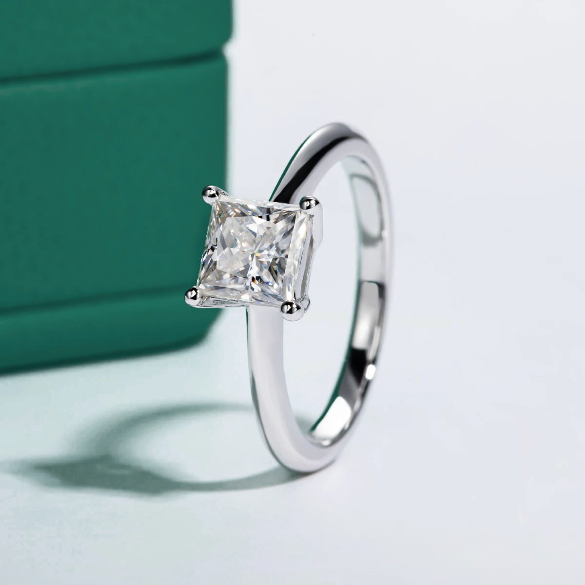 Anel Solitário com Moissanite 1.2ct Princesa em Prata 925 e Ouro Branco 18k - Yuna Joias - Yuna Joias