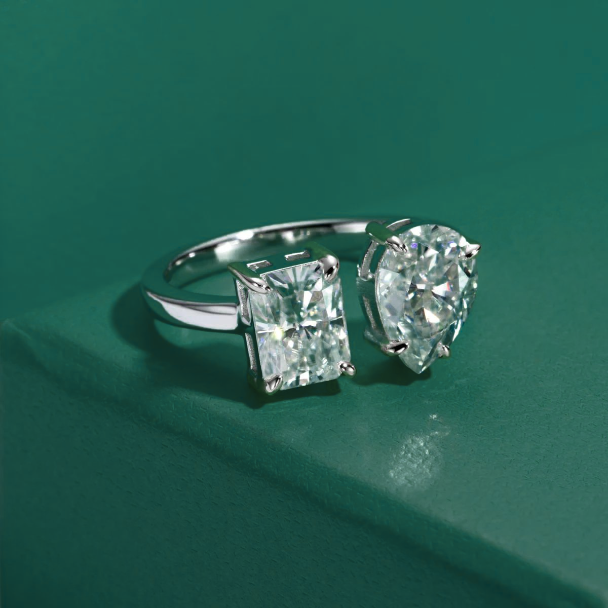 Anel com Moissanite Pera e Radiante em Prata 925 com Ouro Branco – Yuna Joias - Yuna Joias