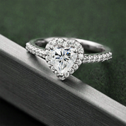Anel Solitário Halo com Moissanite em Coração Prata 925 com Banho de Ouro 18k - Yuna Joias - Yuna Joias