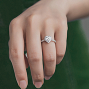 Anel Solitário Halo com Moissanite em Coração Prata 925 com Banho de Ouro 18k - Yuna Joias - Yuna Joias